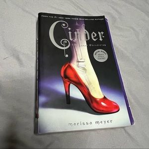 Cinder by Marissa Meyer